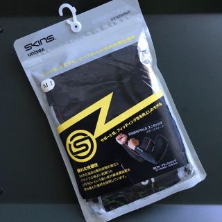 スキンズ(SKINS)のスキンズ エッセンシャルズ スポーツスリーブ M 男女兼用(トレーニング用品)