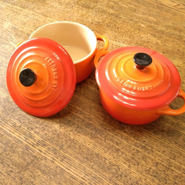 LE CREUSET(ルクルーゼ)のル・クルーゼ ミニココット オレンジ 2個セット 新品未使用 値下げしました！ インテリア/住まい/日用品のキッチン/食器(食器)の商品写真