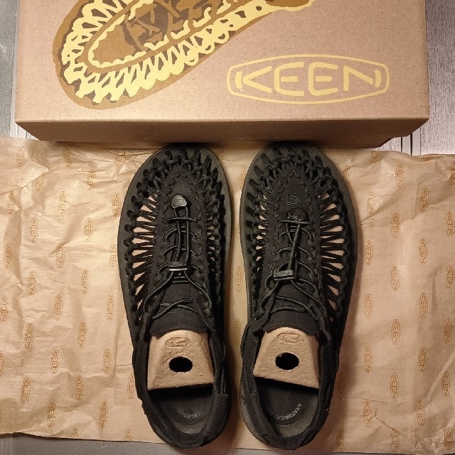 メンズ【BEAMS】【KEEN】 UNEEK black/black 26.5cm