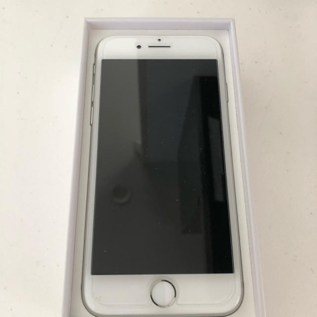 NTTdocomo(エヌティティドコモ)のiPhone 8 Silver 256 GB SIMフリー スマホ/家電/カメラのスマートフォン/携帯電話(スマートフォン本体)の商品写真