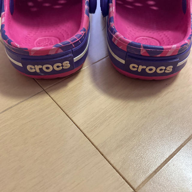 crocs(クロックス)のクロックス　花柄　c4/5 12〜13cm キッズ/ベビー/マタニティのベビー靴/シューズ(~14cm)(サンダル)の商品写真