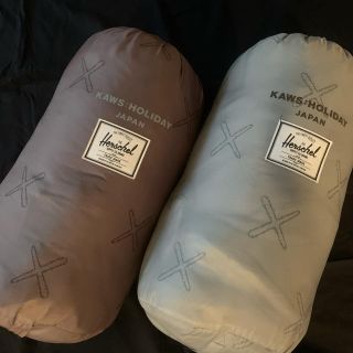 ハーシェル(HERSCHEL)のkaws holiday japan 寝袋２つセット　非売品　激レア(寝袋/寝具)