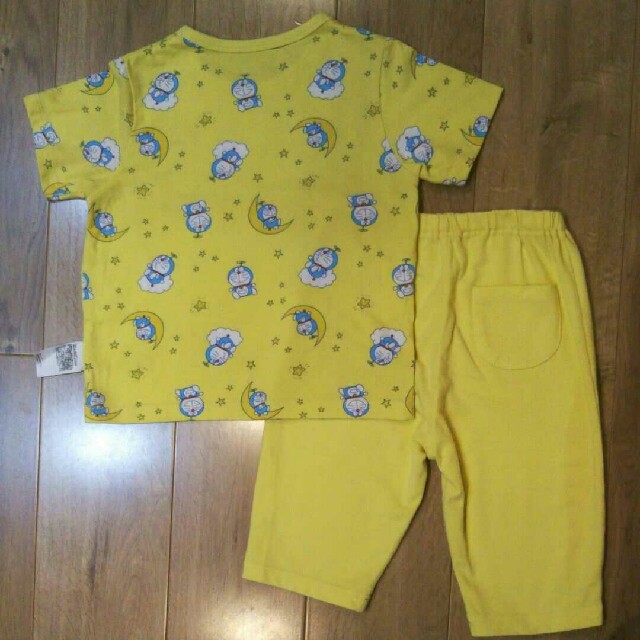 UNIQLO(ユニクロ)のユニクロ パジャマ 100 半袖 ドラえもん 男の子 女の子 イエロー キッズ/ベビー/マタニティのキッズ服男の子用(90cm~)(パジャマ)の商品写真