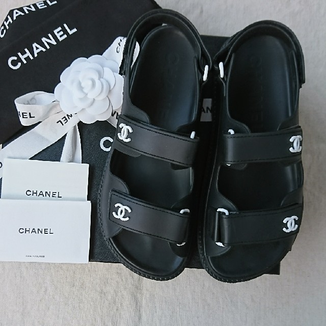 CHANEL(シャネル)のゆゆゆゆゆん様専用☆CHANEL・2020今期 サンダル黒37・シャネル レディースの靴/シューズ(サンダル)の商品写真