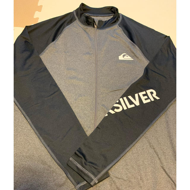 QUIKSILVER(クイックシルバー)の新品未使用　クイックシルバー　ラッシュガード　XLサイズ スポーツ/アウトドアのスポーツ/アウトドア その他(サーフィン)の商品写真