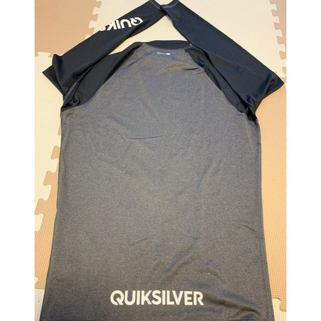 QUIKSILVER(クイックシルバー)の新品未使用　クイックシルバー　ラッシュガード　XLサイズ スポーツ/アウトドアのスポーツ/アウトドア その他(サーフィン)の商品写真
