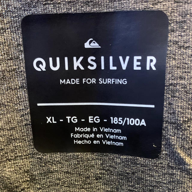 QUIKSILVER(クイックシルバー)の新品未使用　クイックシルバー　ラッシュガード　XLサイズ スポーツ/アウトドアのスポーツ/アウトドア その他(サーフィン)の商品写真