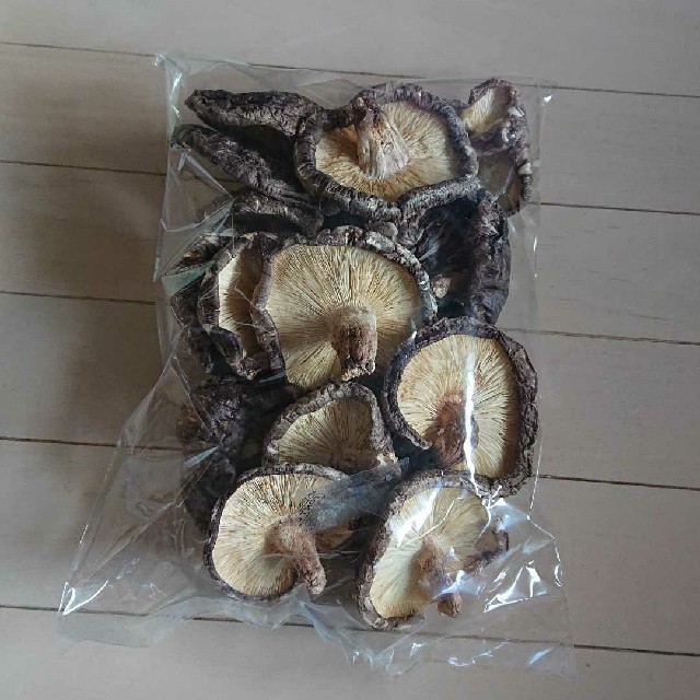 愛媛県産 原木乾燥椎茸 200g 食品/飲料/酒の食品(野菜)の商品写真