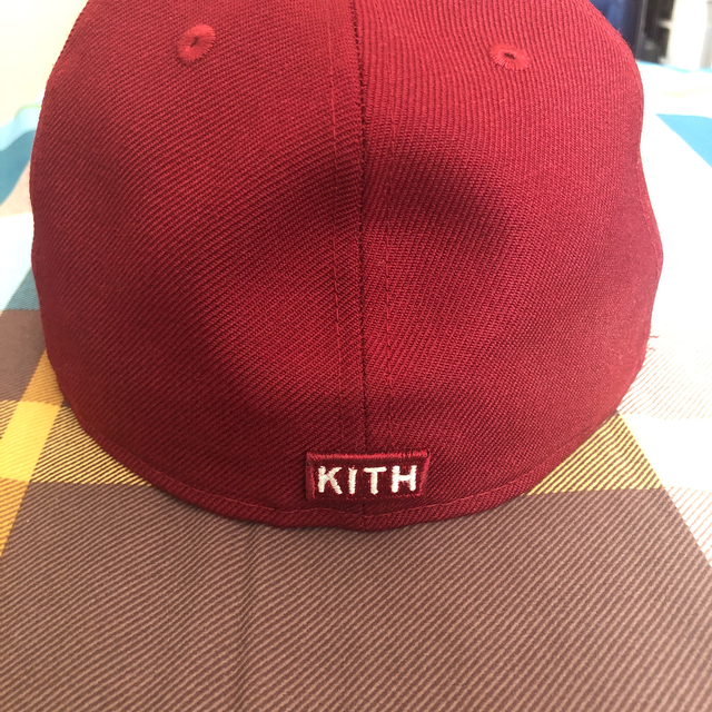 Supreme(シュプリーム)のKITH × NEWERA 59FIFTY ヤンキース 7 3/8 エンジ メンズの帽子(キャップ)の商品写真