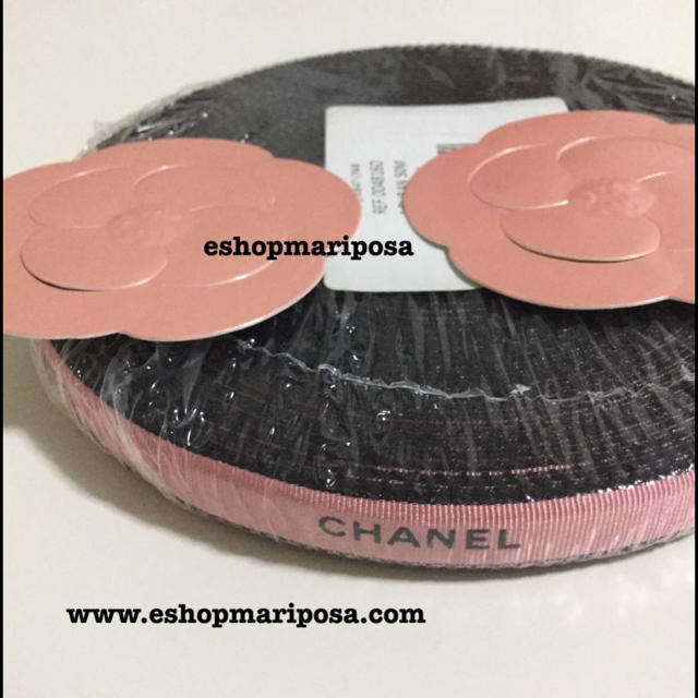 CHANEL(シャネル)のシャネルリボン🎀 2m サーモンピンク 黒ロゴ入り 縁取り ラッピングリボン インテリア/住まい/日用品のオフィス用品(ラッピング/包装)の商品写真