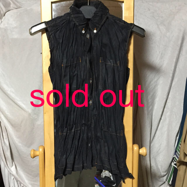 PLEATS PLEASE ISSEY MIYAKE(プリーツプリーズイッセイミヤケ)のpleats please ジレブラック【最終価格】 レディースのジャケット/アウター(その他)の商品写真