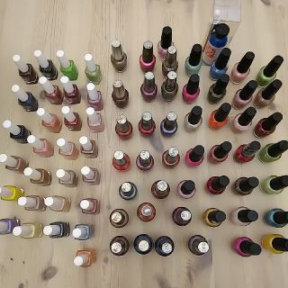 オーピーアイ(OPI)の高級マニュキュア75本OPI・TINSまとめ売りディスプレイラッカーサロン廃業(マニキュア)