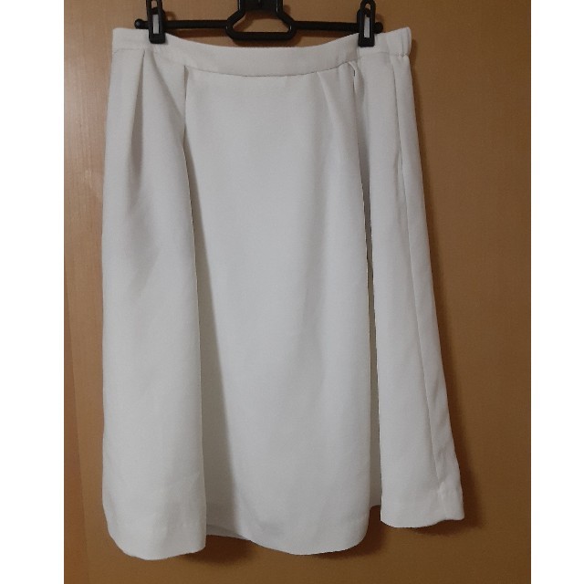 UNIQLO(ユニクロ)の大きなサイズ　UNIQLO　スカート　白　X X L 　未使用 レディースのスカート(ひざ丈スカート)の商品写真