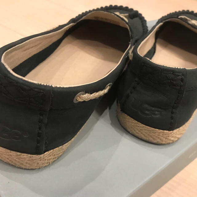 UGG(アグ)のUGG  美品  24㎝ US7 ブラック　ローファー革靴 レディースの靴/シューズ(ローファー/革靴)の商品写真