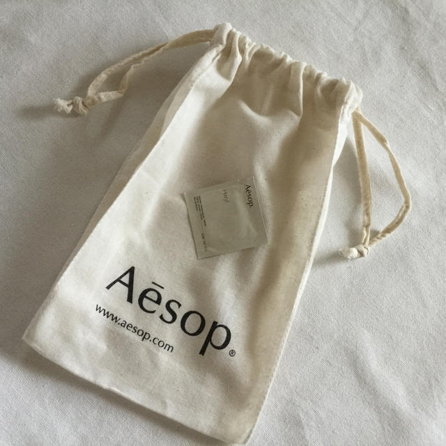 Aesop(イソップ)のイソップ(Aesop)巾着   香水「ヒュイル」サンプル付き コスメ/美容の香水(ユニセックス)の商品写真