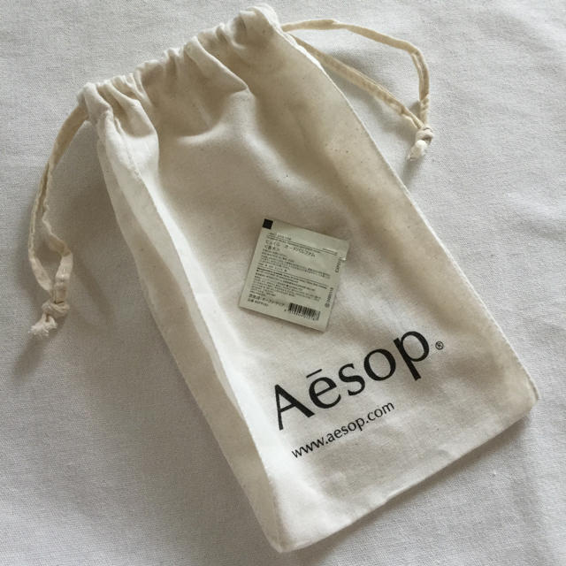 Aesop(イソップ)のイソップ(Aesop)巾着   香水「ヒュイル」サンプル付き コスメ/美容の香水(ユニセックス)の商品写真