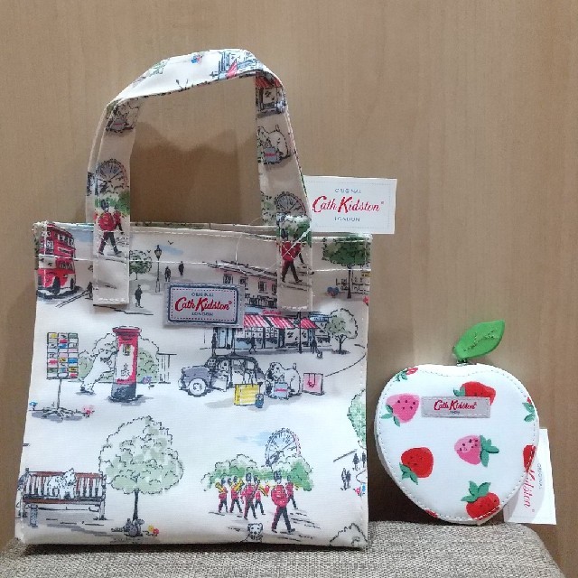 Cath Kidston(キャスキッドソン)の新品☆ Cath Kidston トートバッグ、苺 コインケース レディースのバッグ(トートバッグ)の商品写真