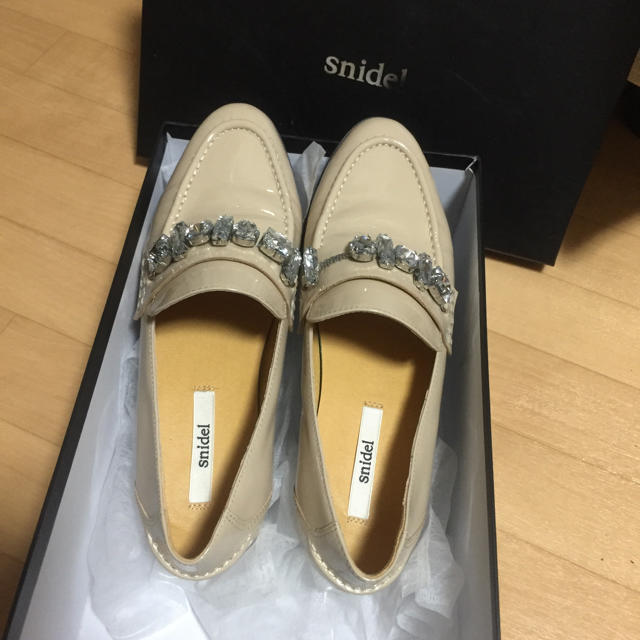 SNIDEL(スナイデル)のsnidel ビジュー付きローファー レディースの靴/シューズ(ローファー/革靴)の商品写真