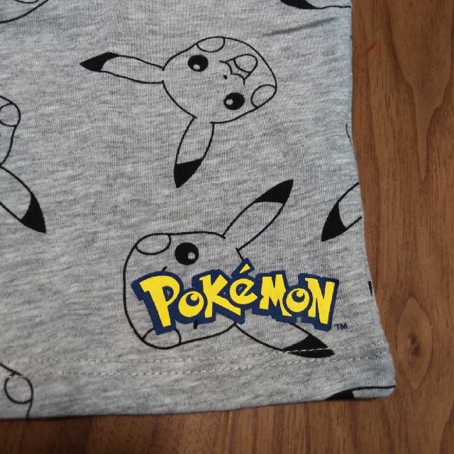 H&M(エイチアンドエム)の新品　H&M　ポケモンスパンコールTシャツ　105cm キッズ/ベビー/マタニティのキッズ服男の子用(90cm~)(Tシャツ/カットソー)の商品写真