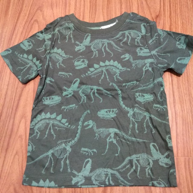 H&M(エイチアンドエム)の新品　H&M　恐竜Tシャツ　90cm キッズ/ベビー/マタニティのキッズ服男の子用(90cm~)(Tシャツ/カットソー)の商品写真