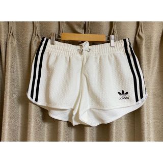 アディダス(adidas)のadidas アディダス　ズボン　パンツ　白 アディダスオリジナル(ショートパンツ)