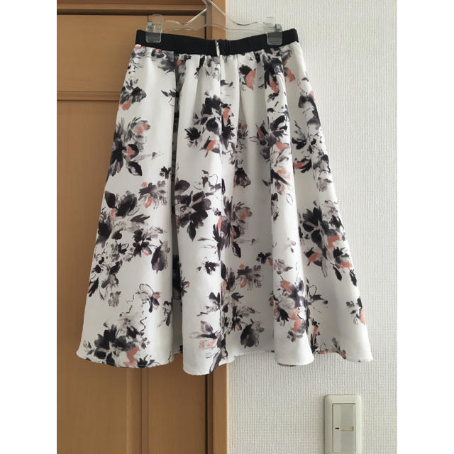 JUSGLITTY(ジャスグリッティー)のジャスグリッティー フラワースカート レディースのスカート(ひざ丈スカート)の商品写真