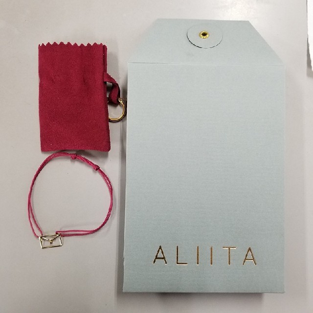 ALIITA/アリータ　ｺｰﾄﾞﾌﾞﾚｽﾚｯﾄ　レター&ルビー レディースのアクセサリー(ブレスレット/バングル)の商品写真