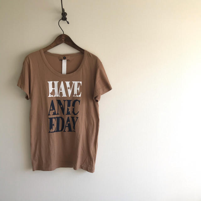 ANGLOBAL SHOP(アングローバルショップ)の美品⭐️VENERTA HAVE A NICE DAY Tシャツ　ブラウン レディースのトップス(Tシャツ(半袖/袖なし))の商品写真