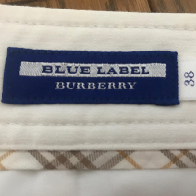 BURBERRY BLUE LABEL(バーバリーブルーレーベル)のバーバリー白デニムミニスカ レディースのスカート(ミニスカート)の商品写真
