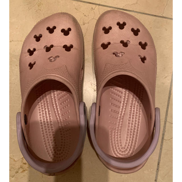 crocs(クロックス)のクロックス ディズニー サンダル ピンク&パープル S レディースの靴/シューズ(サンダル)の商品写真