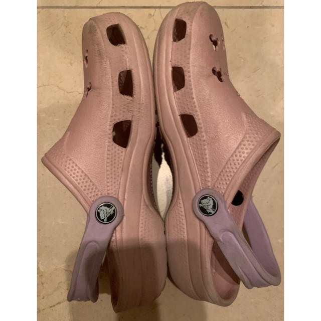 crocs(クロックス)のクロックス ディズニー サンダル ピンク&パープル S レディースの靴/シューズ(サンダル)の商品写真