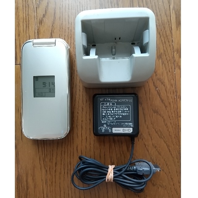 富士通 - docomo らくらくホン ベーシック4 F-01G ゴールド+充電 富士通 - docomo らくらくホン ベーシック4 F-01G ゴールド+充電