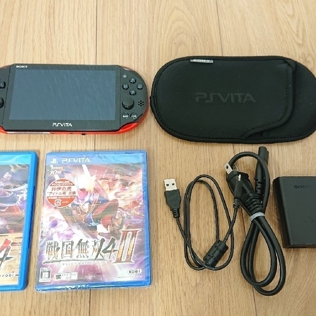 美品 PlayStation®Vita（PCH-2000) レッド ／ブラック