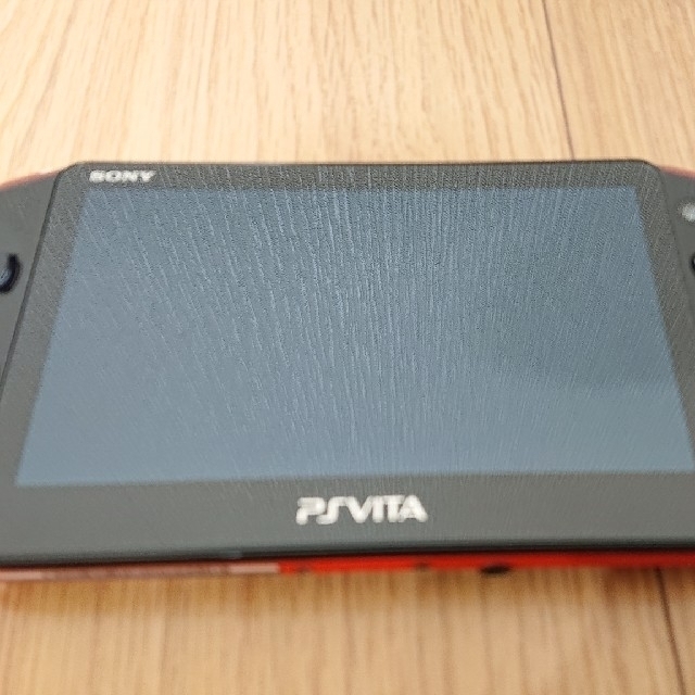 美品 PlayStation®Vita（PCH-2000) レッド ／ブラック
