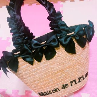 メゾンドフルール(Maison de FLEUR)のメゾンドフルール フリル ハンドル リボン  カゴ バック(かごバッグ/ストローバッグ)