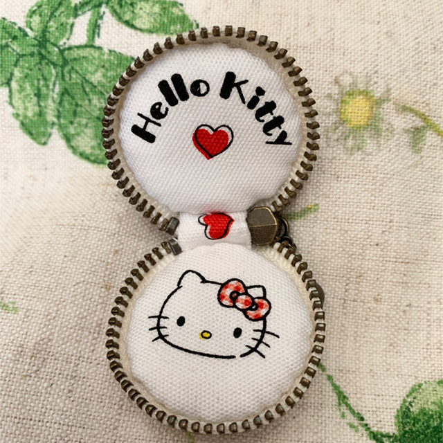 ハローキティ(ハローキティ)のマカロンポーチ　赤チェック　キティ ハンドメイドのファッション小物(ポーチ)の商品写真