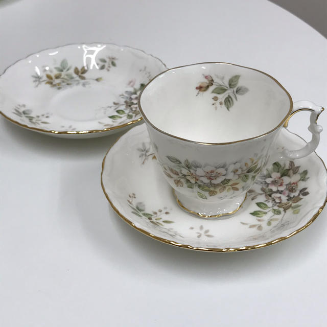 ROYAL ALBERT(ロイヤルアルバート)の【seamaid様専用】ロイヤルアルバート　ハワース　ティーカップ&ソーサー インテリア/住まい/日用品のキッチン/食器(食器)の商品写真