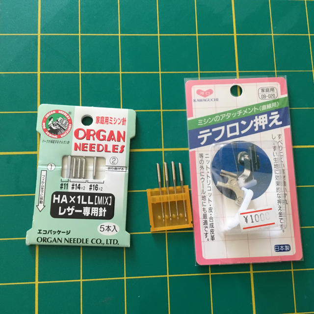 家庭用ミシン針とテフロン押さえ ハンドメイドの素材/材料(各種パーツ)の商品写真