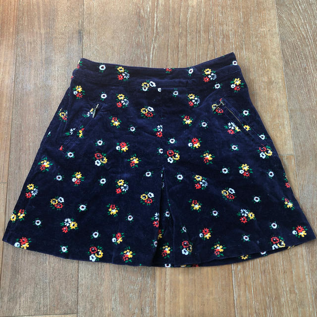 Boden(ボーデン)のBoden ベロア素材花柄スカート　9-10y キッズ/ベビー/マタニティのキッズ服女の子用(90cm~)(スカート)の商品写真