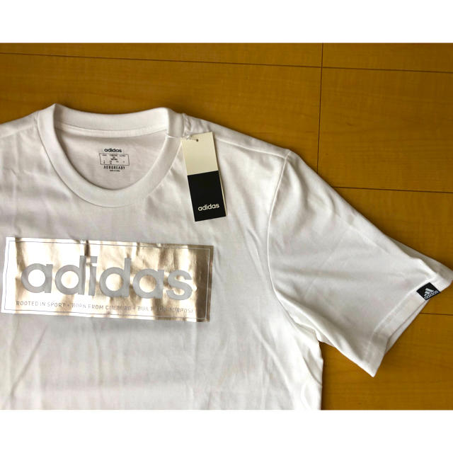 adidas(アディダス)の【新品】Tシャツ adidas アディダス  ホワイト　シルバー　タグ付❗️ メンズのトップス(Tシャツ/カットソー(半袖/袖なし))の商品写真