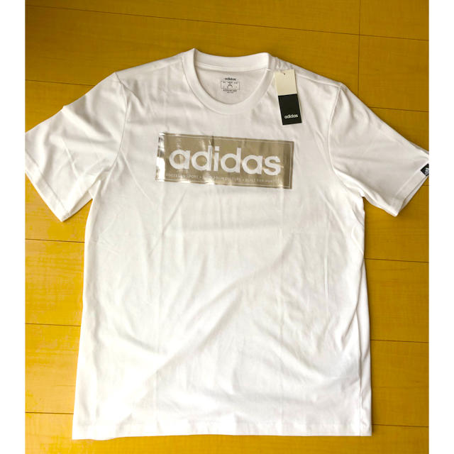 adidas(アディダス)の【新品】Tシャツ adidas アディダス  ホワイト　シルバー　タグ付❗️ メンズのトップス(Tシャツ/カットソー(半袖/袖なし))の商品写真