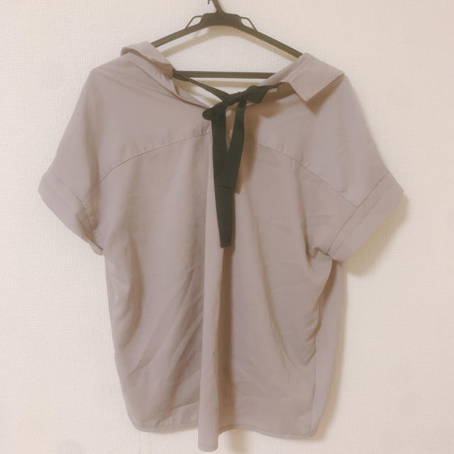 allamanda(アラマンダ)のallamanda バックリボンシャツ レディースのトップス(シャツ/ブラウス(半袖/袖なし))の商品写真
