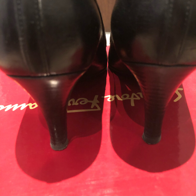 Salvatore Ferragamo(サルヴァトーレフェラガモ)のフェラガモ 秋冬 ブーティ 黒  レディースの靴/シューズ(ブーティ)の商品写真