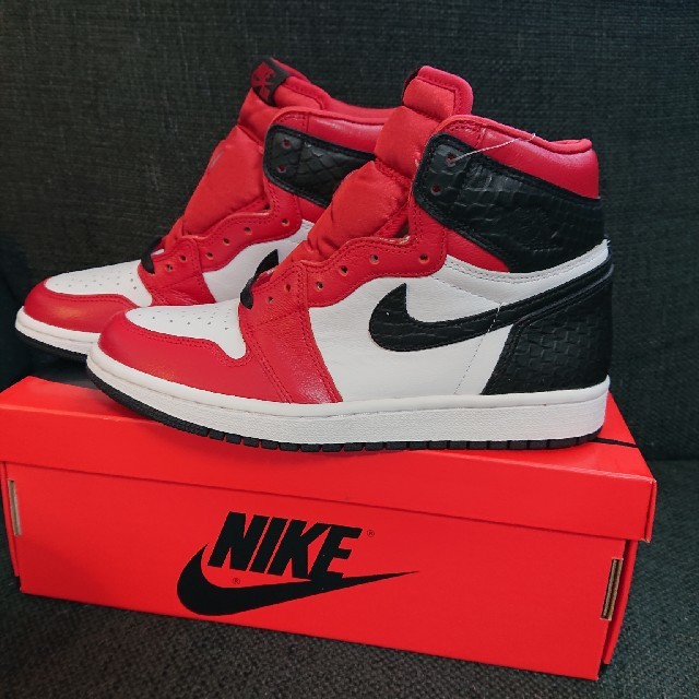 NIKE(ナイキ)のNIKE AIR JORDAN 1  SATIN RED SNAKE 23.5 レディースの靴/シューズ(スニーカー)の商品写真