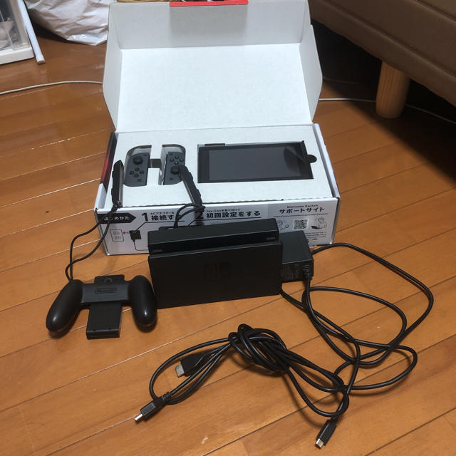 Nintendo Switch(ニンテンドースイッチ)の任天堂　スイッチ　中古　グレー エンタメ/ホビーのゲームソフト/ゲーム機本体(家庭用ゲーム機本体)の商品写真