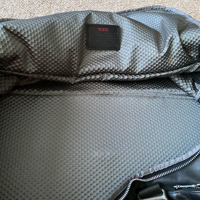 TUMI(トゥミ)のTUMI レザー　ボストンバッグ　黒 メンズのバッグ(ボストンバッグ)の商品写真