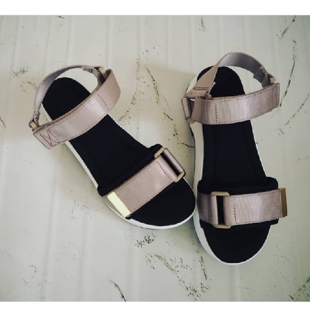 GU(ジーユー)のGU ベルトサンダル レディースの靴/シューズ(サンダル)の商品写真