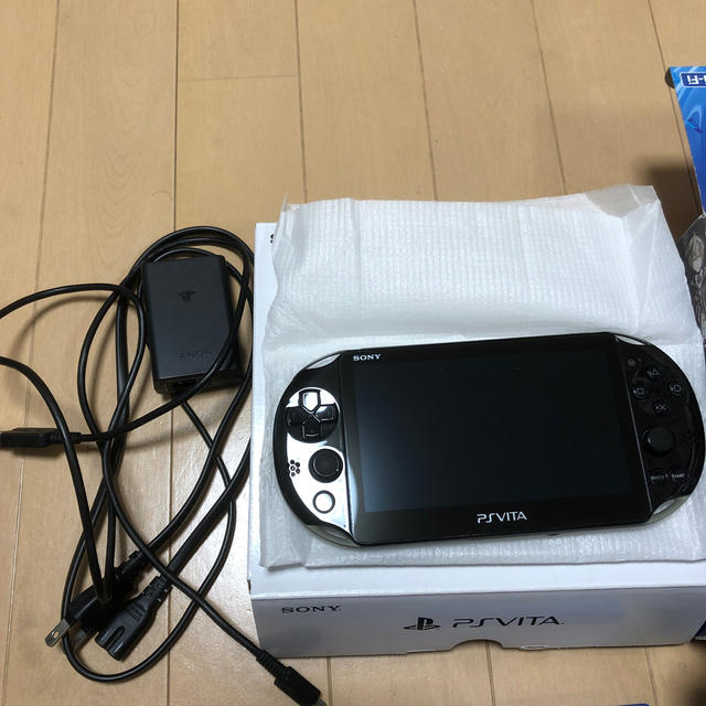 PsVita 本体 カセット3つ付き(即買いOK) - 携帯用ゲーム機本体