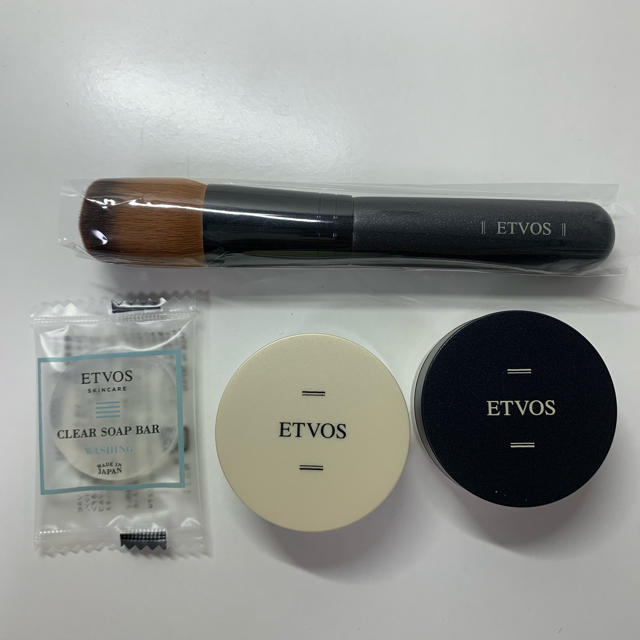 ETVOS(エトヴォス)の【専用】ETVOS ファンデ&ブラシセット コスメ/美容のメイク道具/ケアグッズ(チーク/フェイスブラシ)の商品写真