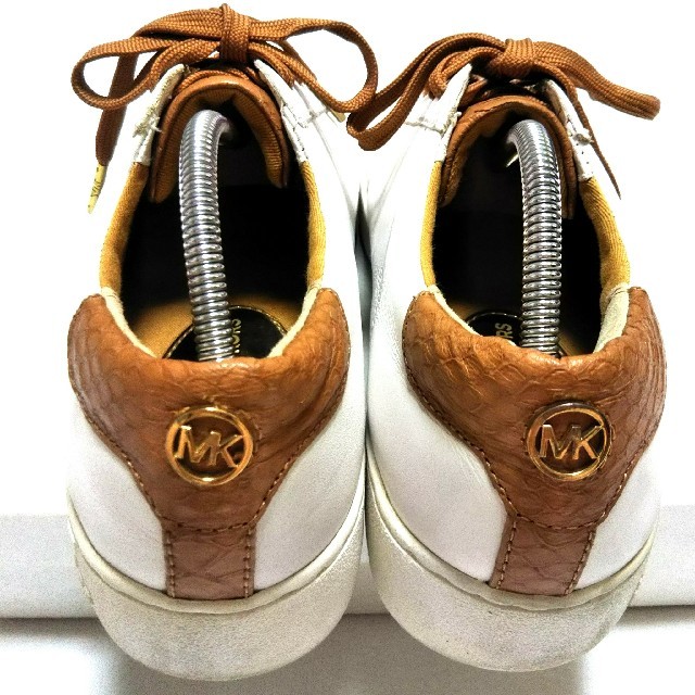 Michael Kors(マイケルコース)のマイケルコースMK ロゴ 白×金  24.5 スニーカー レディースの靴/シューズ(スニーカー)の商品写真